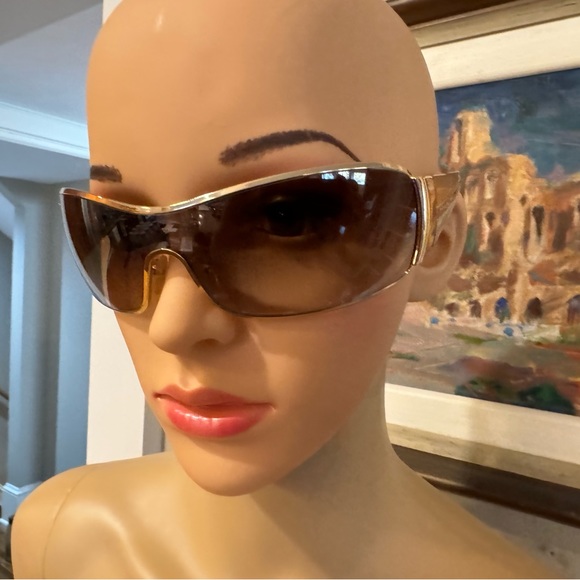 Beautiful gold-rimmed Prada sunglasses with logo. Case and cloth included! - Picture 9 of 16